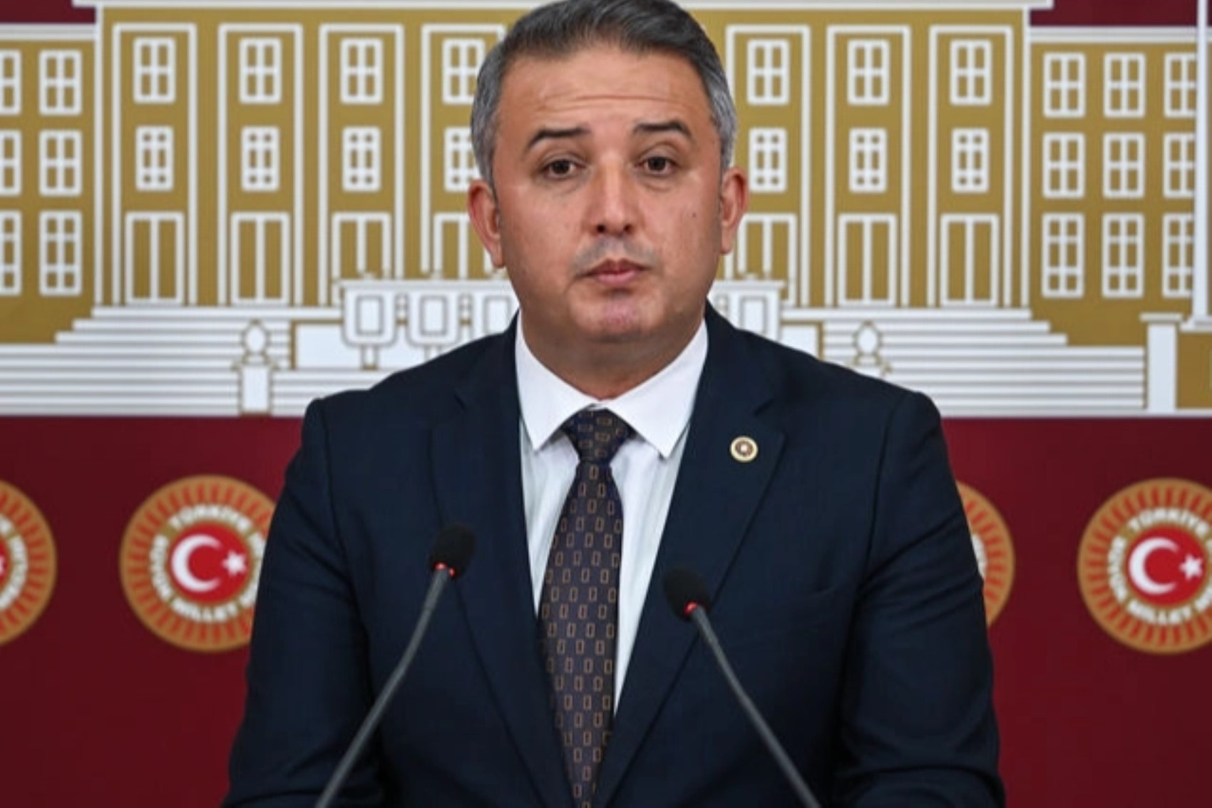 Transfer sayısı 3'e yükseldi: AKP’ye bugün sürpriz bir milletvekili daha katılacak! Rozetlerini Erdoğan takacak...