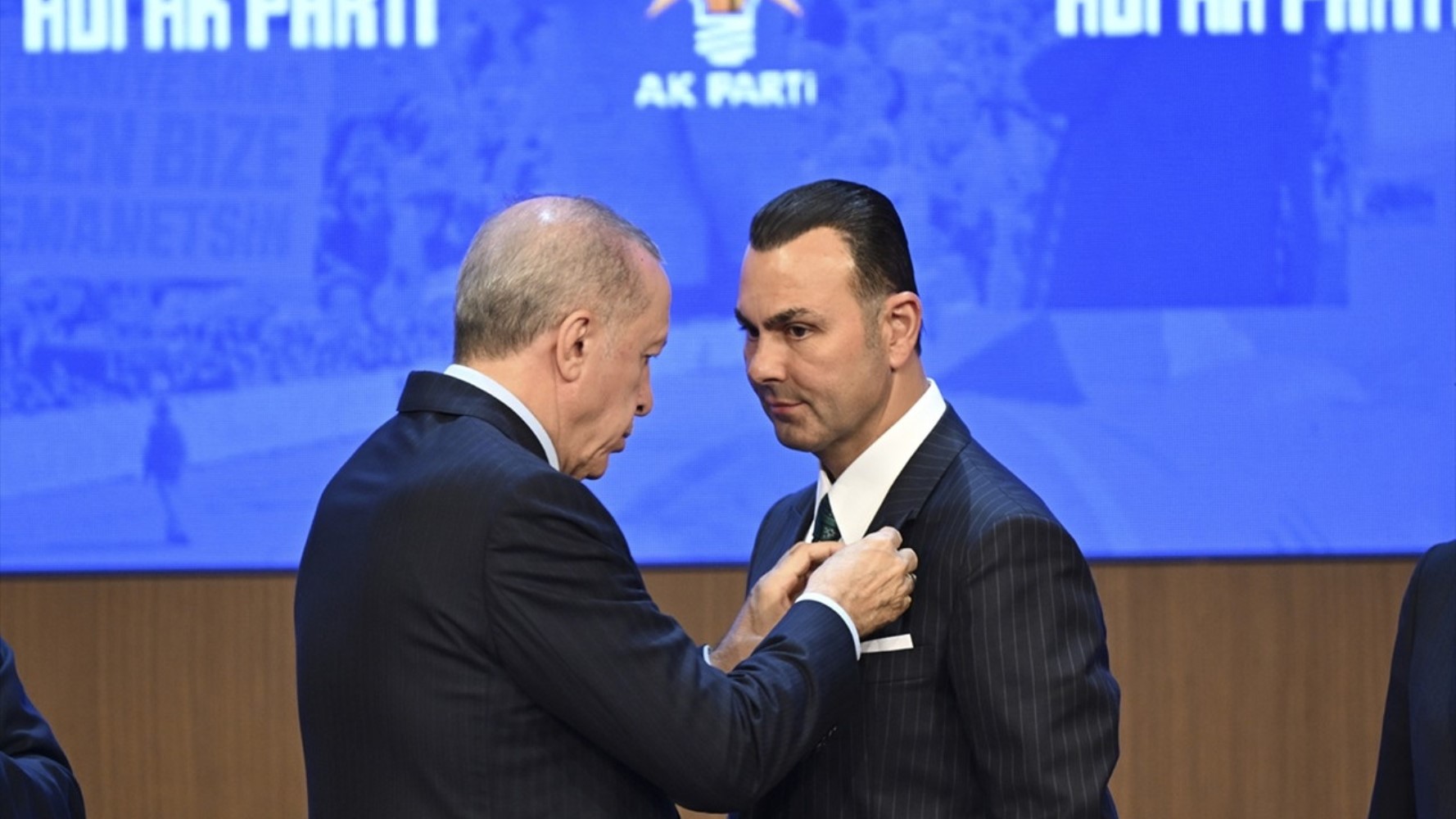 Transfer sayısı 3'e yükseldi: AKP’ye bugün sürpriz bir milletvekili daha katılacak! Rozetlerini Erdoğan takacak...