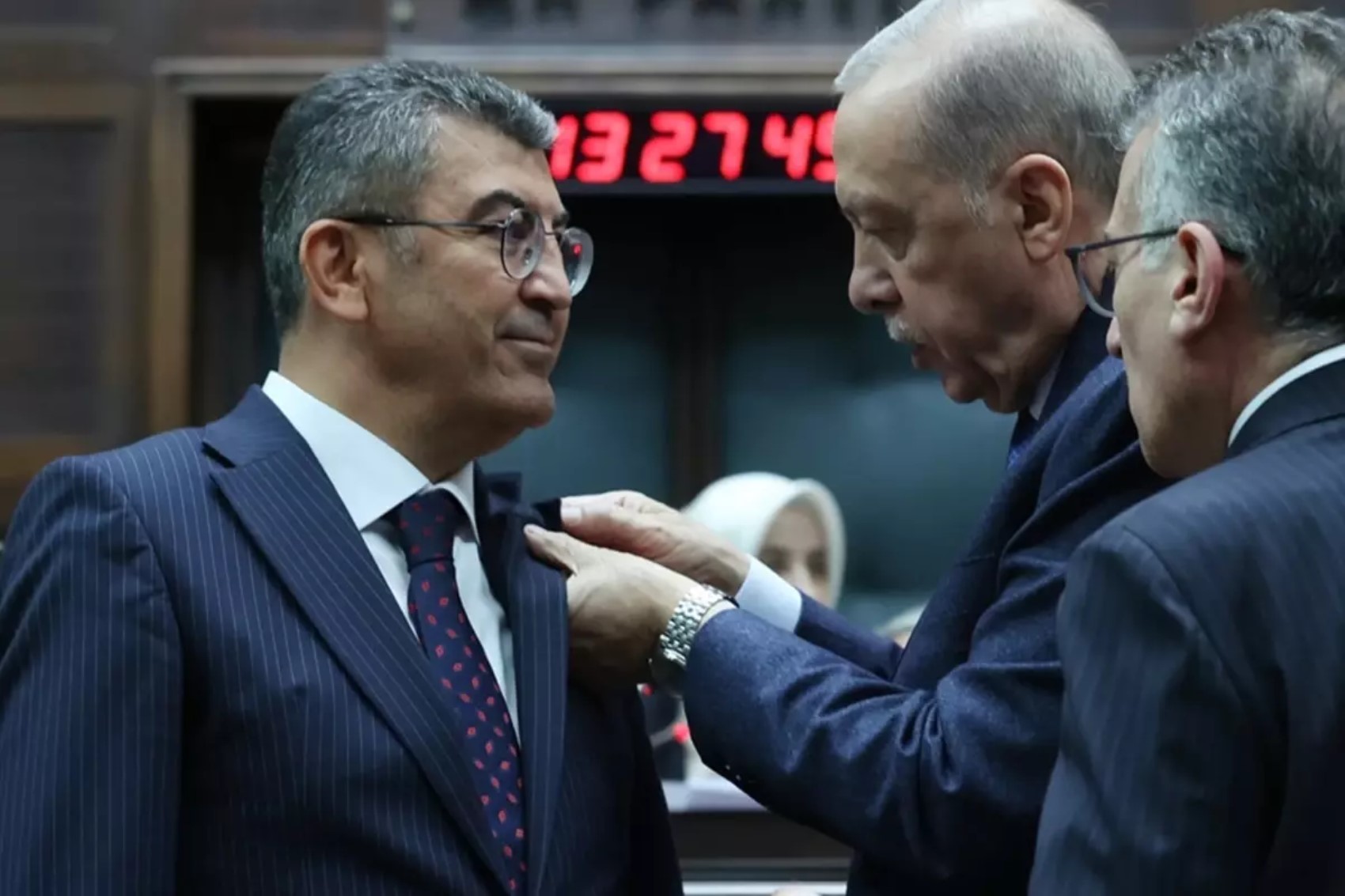 Transfer sayısı 3'e yükseldi: AKP’ye bugün sürpriz bir milletvekili daha katılacak! Rozetlerini Erdoğan takacak...