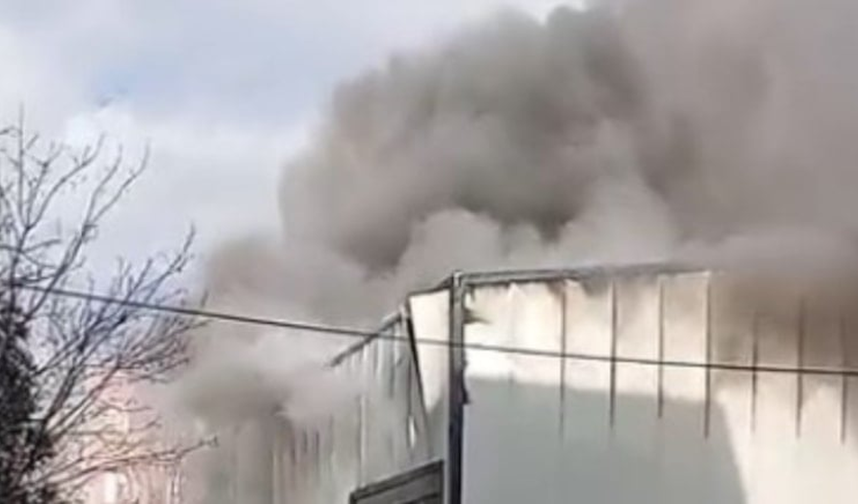 Esenyurt'ta mobilya deposunda yangın çıktı