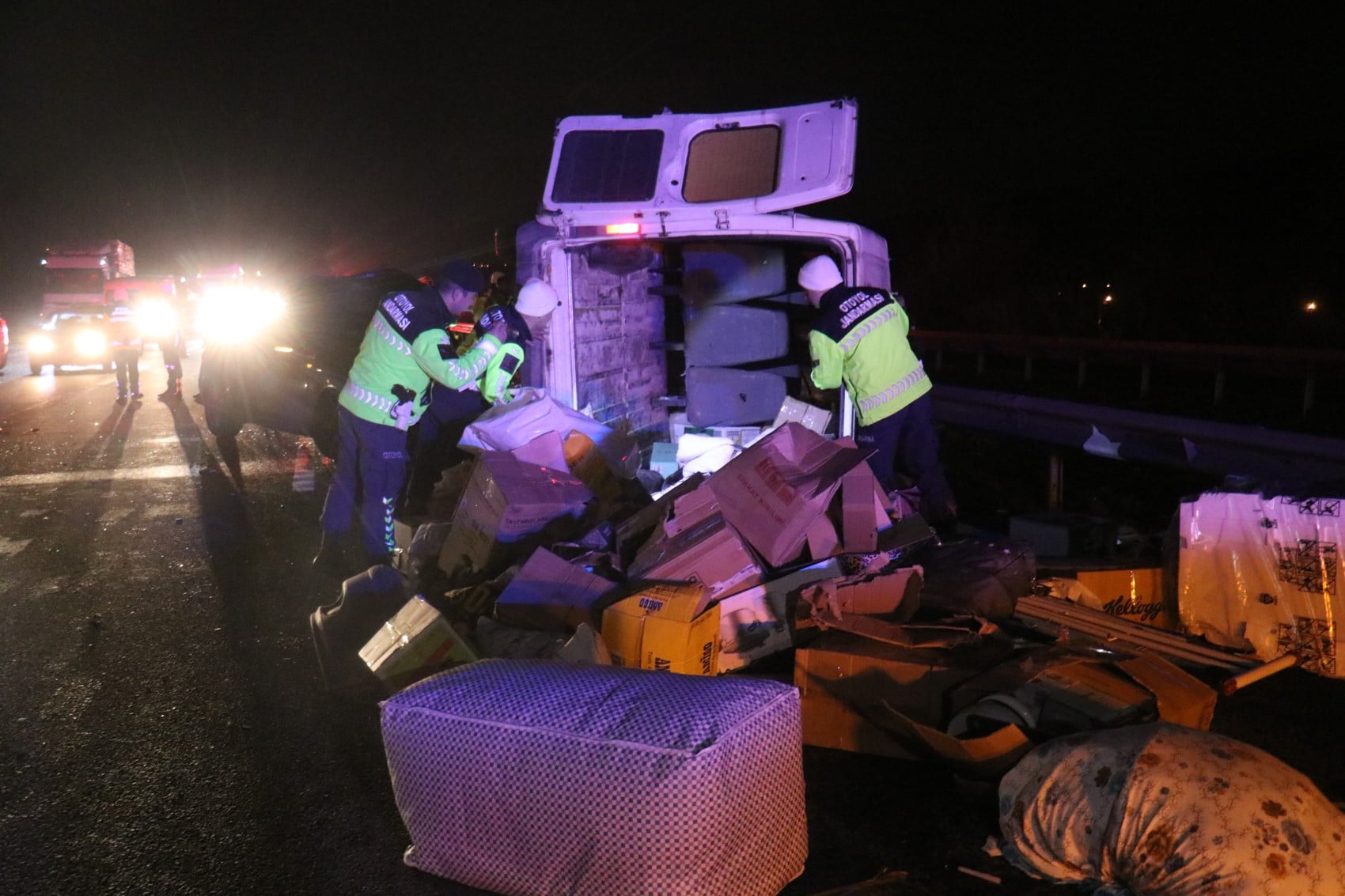 Anadolu Otoyolu'nda aynı istikamette giden otomobil ile minibüs çarpıştı