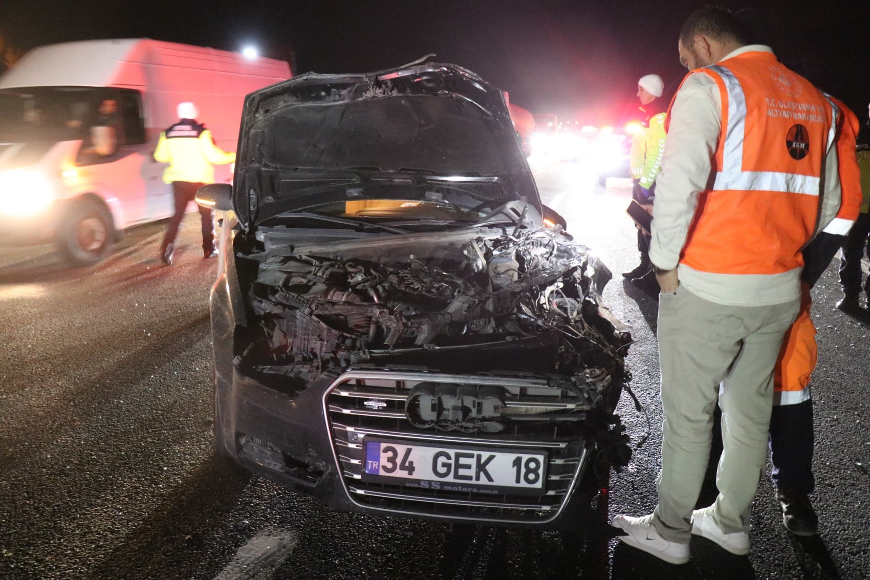 Anadolu Otoyolu'nda aynı istikamette giden otomobil ile minibüs çarpıştı