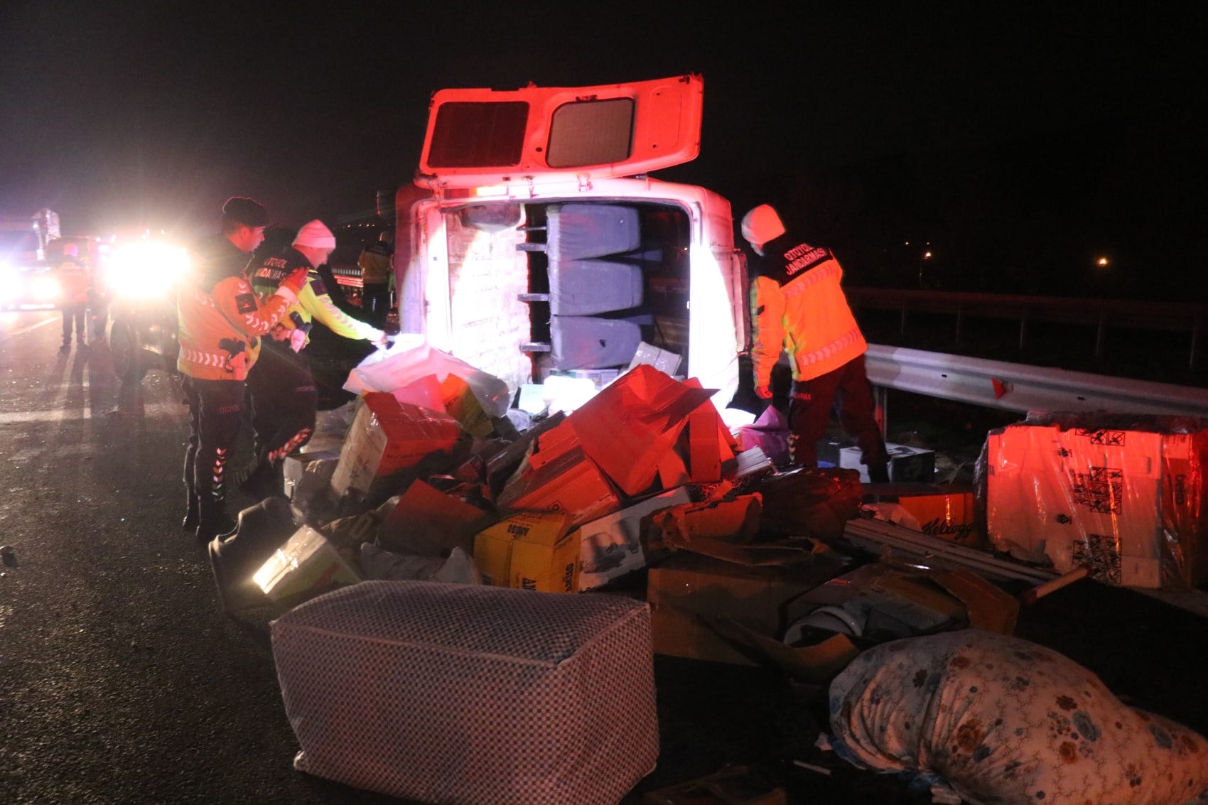Anadolu Otoyolu'nda aynı istikamette giden otomobil ile minibüs çarpıştı