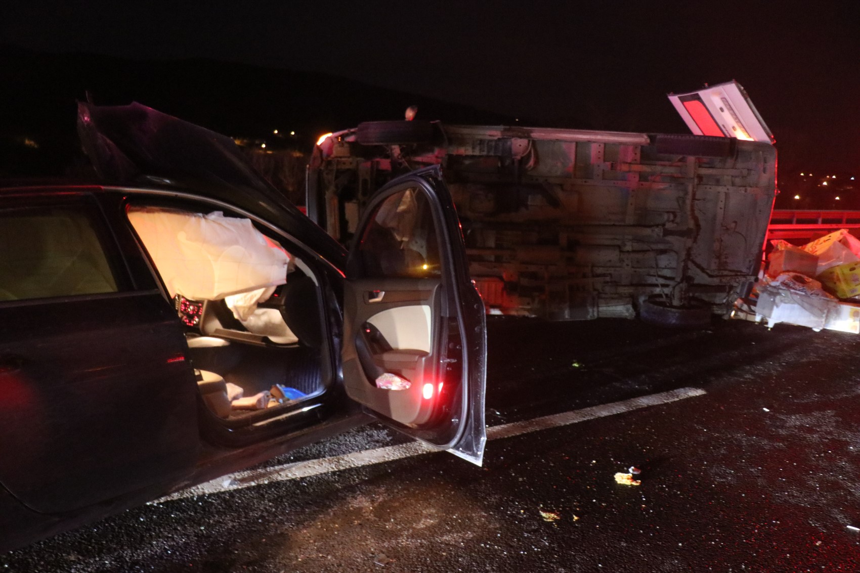Anadolu Otoyolu'nda aynı istikamette giden otomobil ile minibüs çarpıştı