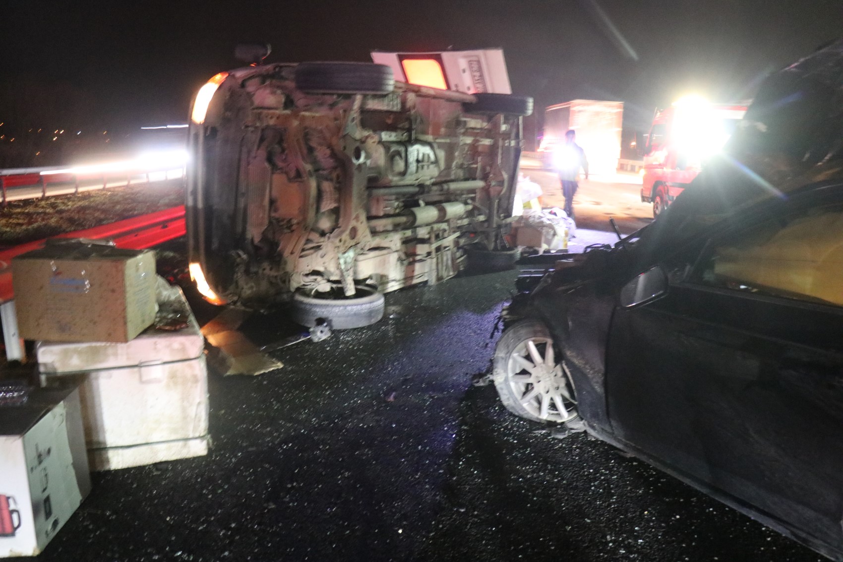 Anadolu Otoyolu'nda aynı istikamette giden otomobil ile minibüs çarpıştı