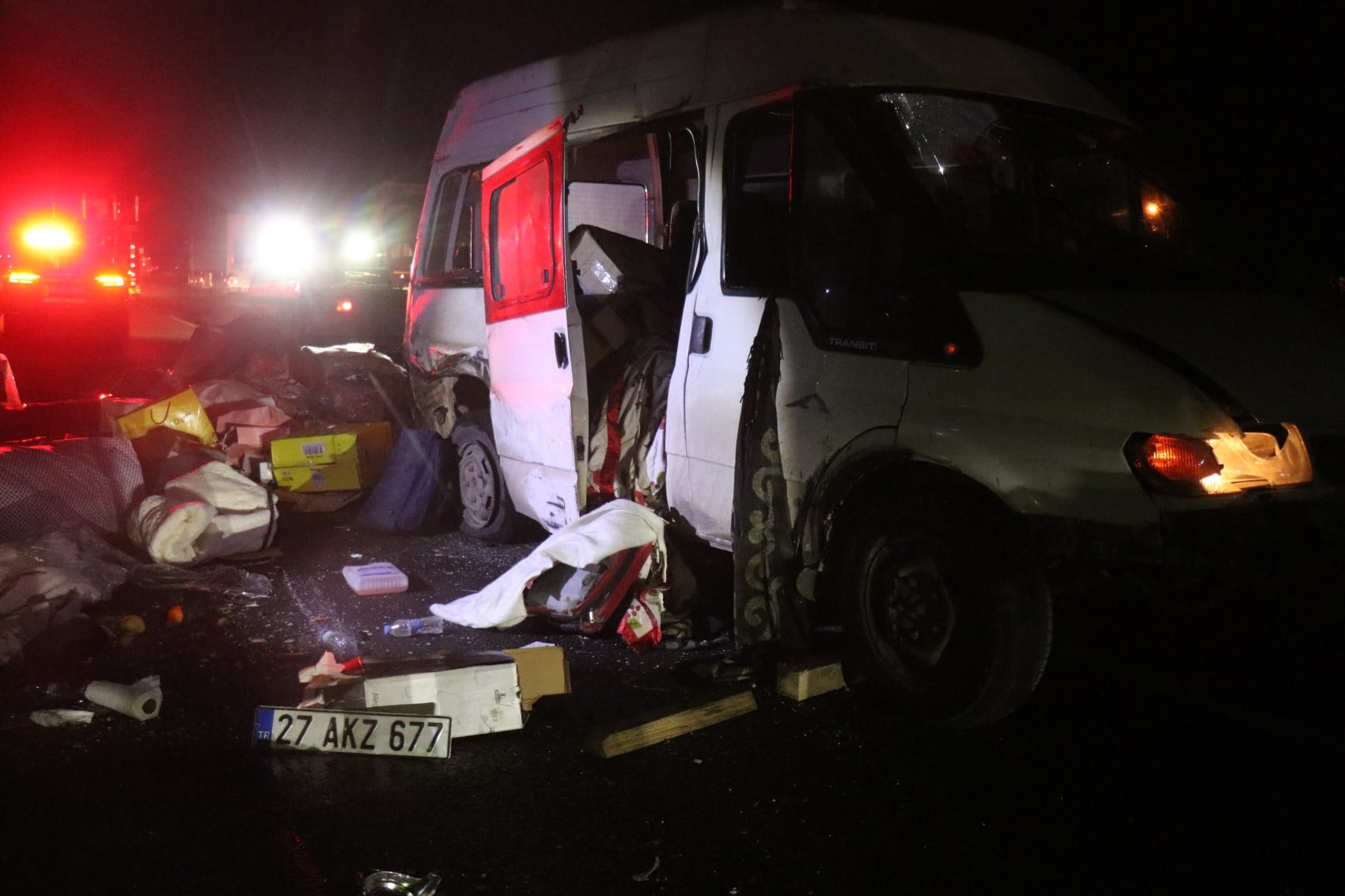 Anadolu Otoyolu'nda aynı istikamette giden otomobil ile minibüs çarpıştı