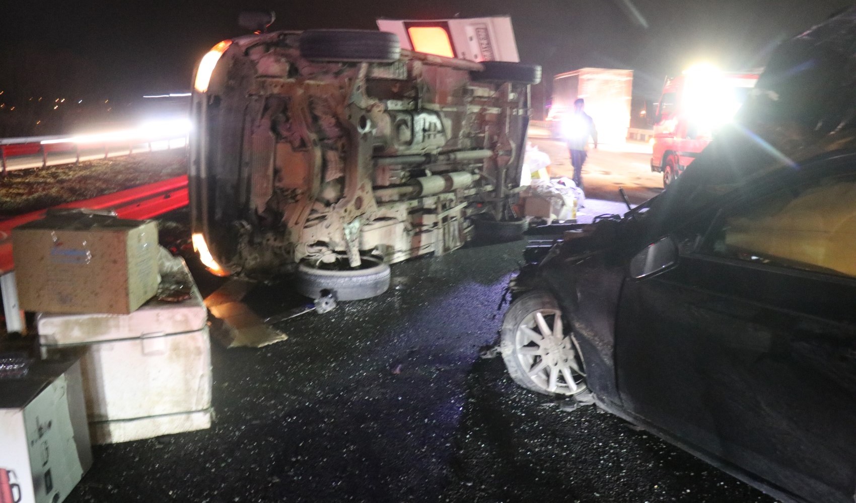 Anadolu Otoyolu'nda aynı istikamette giden otomobil ile minibüs çarpıştı