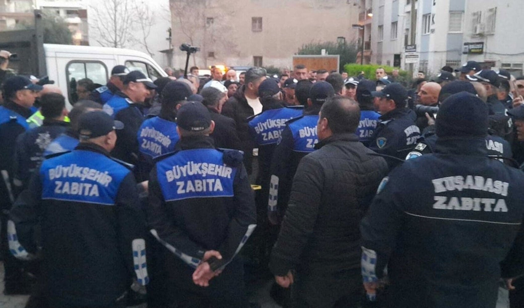 Polis müdahale etti: Aydın Büyükşehir ile Kuşadası Belediyesi arasında gerginlik