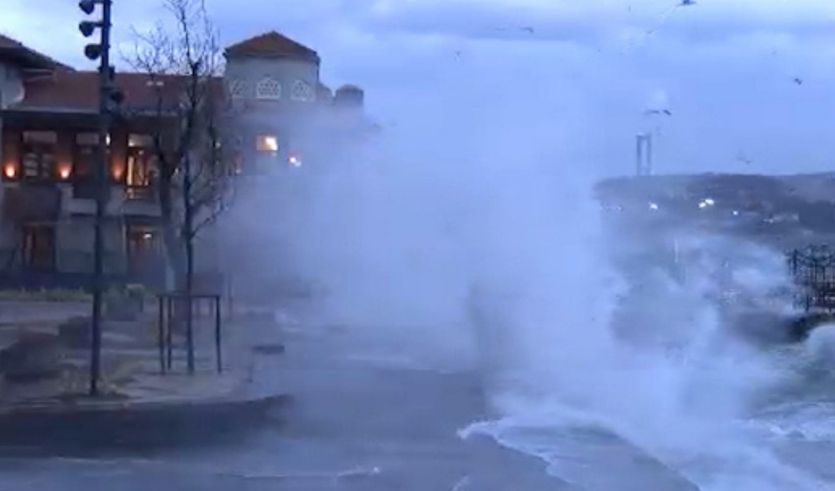 Meteoroloji saati açıkladı: İstanbul'da ağaçları kökünden sökecek fırtına geliyor
