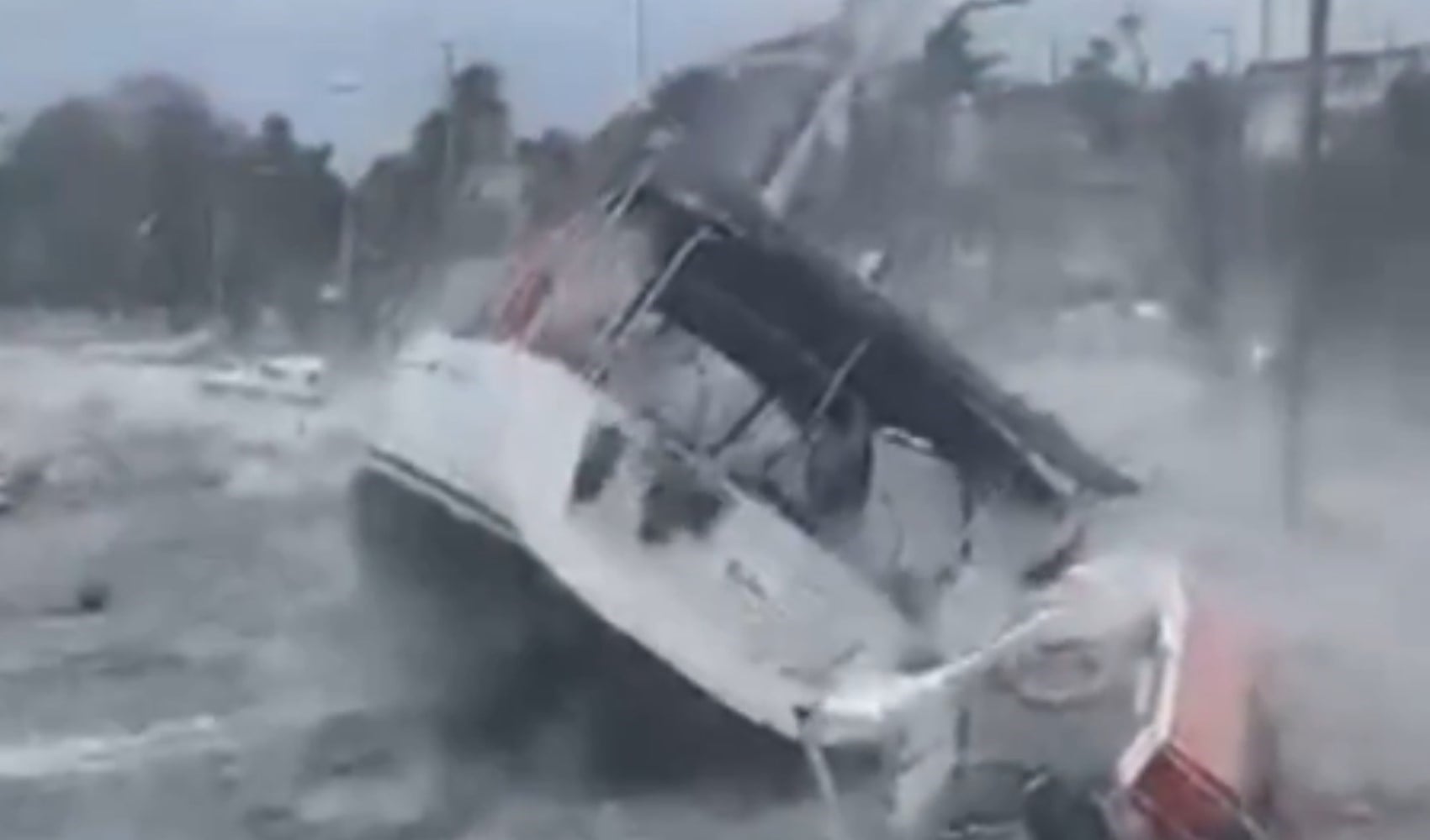 Lodos İstanbul'u vurdu: Tekneler battı, seferler iptal edildi