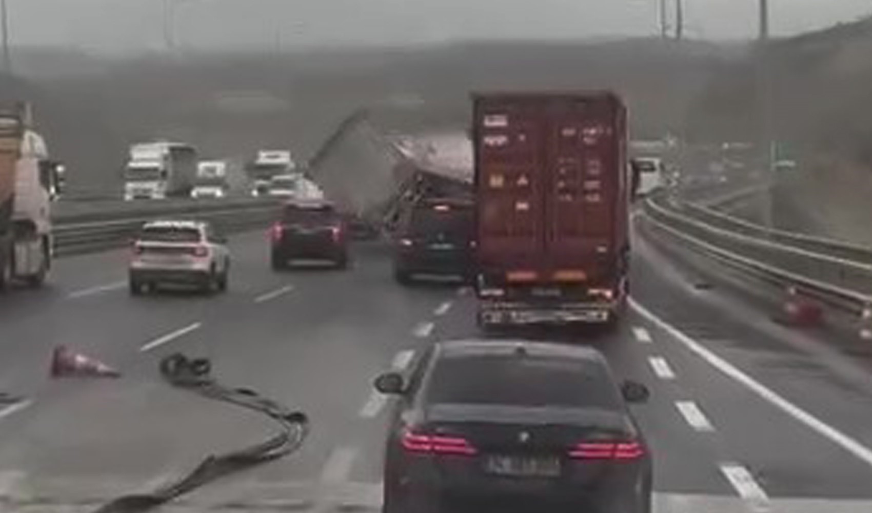 Kuzey Marmara Otoyolu'nda fırtınanın etkisiyle tır devrildi