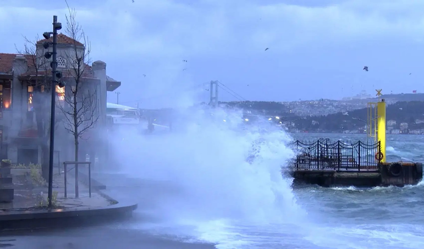 İstanbul Valiliği fırtınanın bilançosunu açıkladı: 350 olaya müdahale edildi