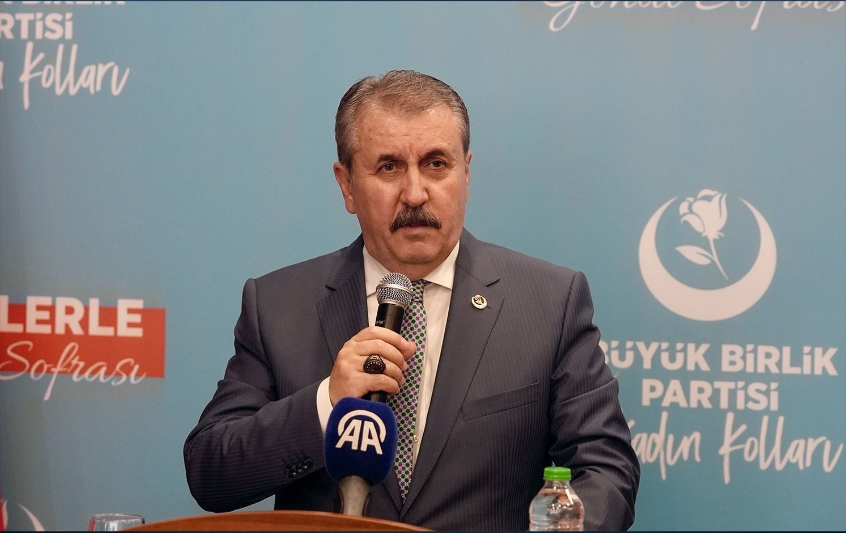 Mustafa Destici yine Gülben Ergen'i hedef aldı! 'Sanatçı değildir, ne olduğu ortada'