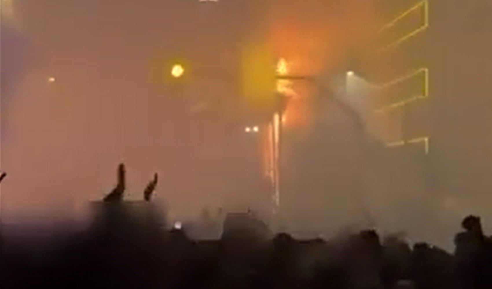 İran'daki protestolar büyüyor, internet kapatıldı: Kamu binası ateşe verildi