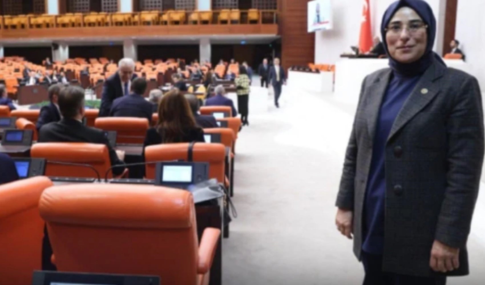 AKP'li vekilin prada sevgisi: Fotoğraflarda gizlemeye çalıştı