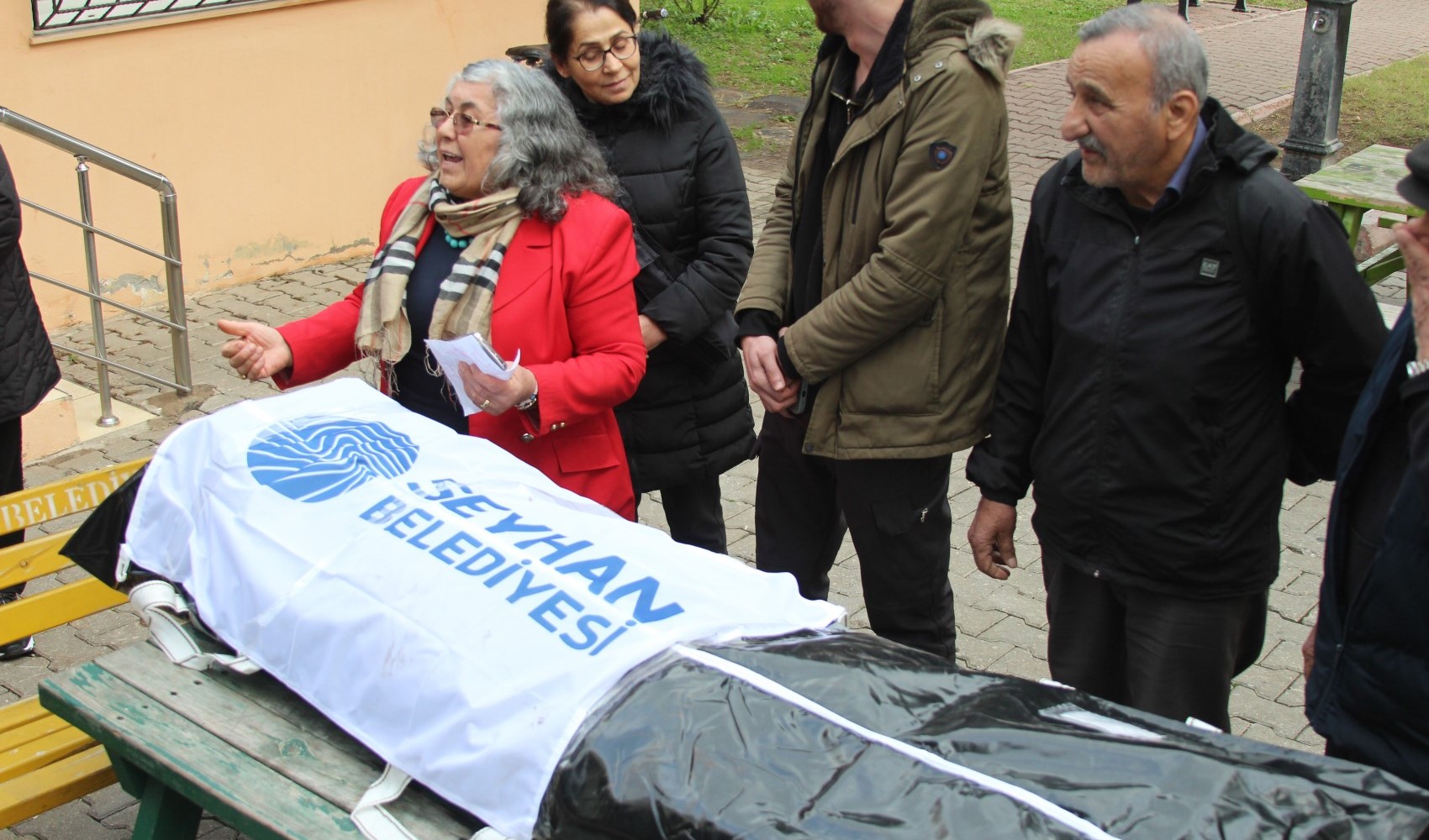 Muhtar, belediyenin cenazesini kaldırdı