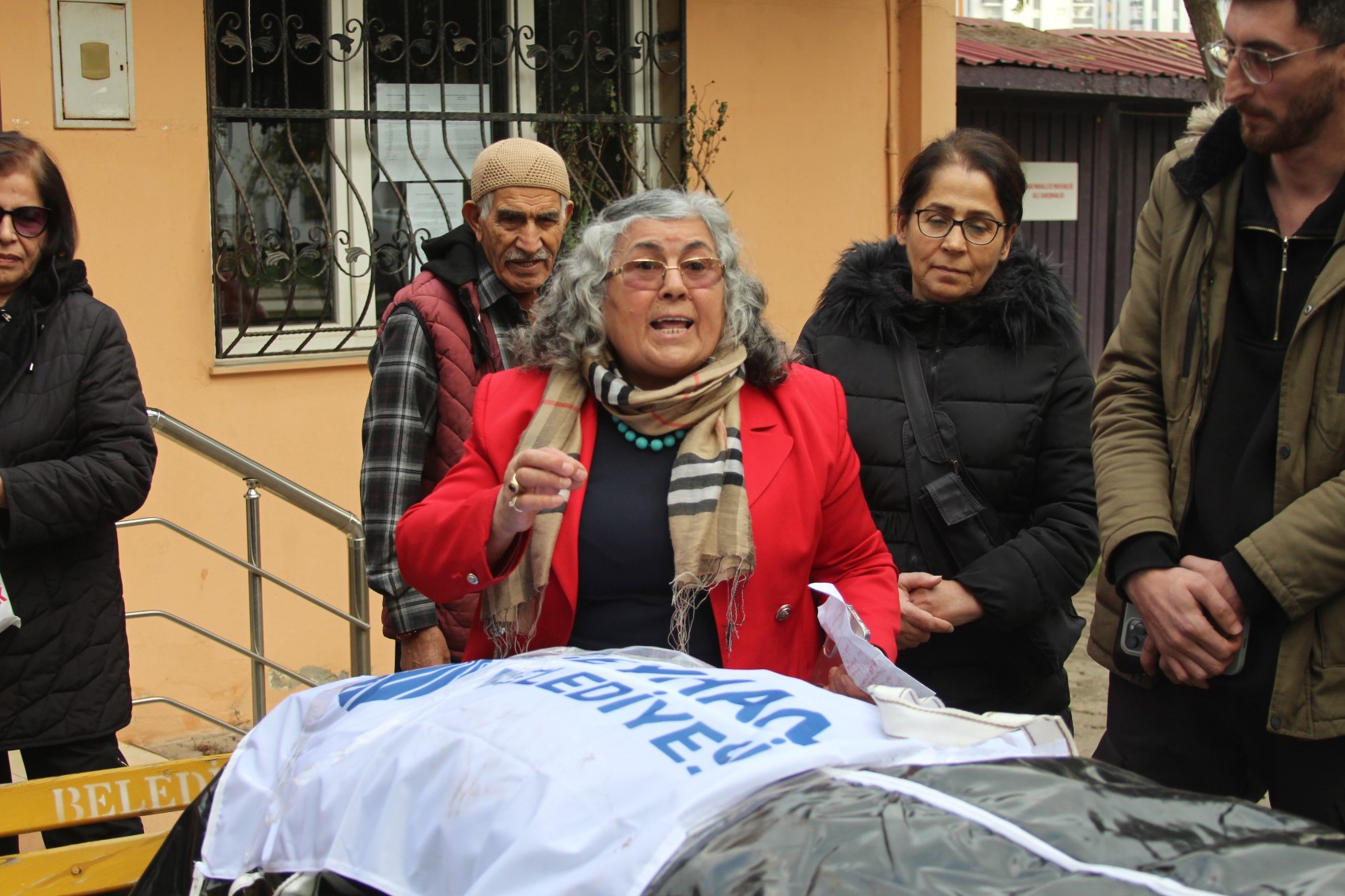 Muhtar, belediyenin cenazesini kaldırdı