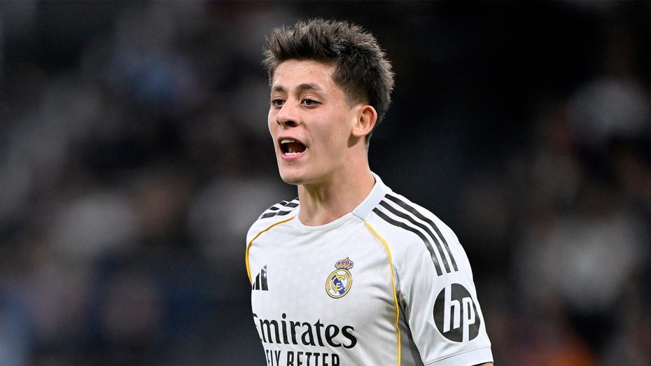 Arda Güler, vistiendo la camiseta del Real Madrid, es visto en el campo.