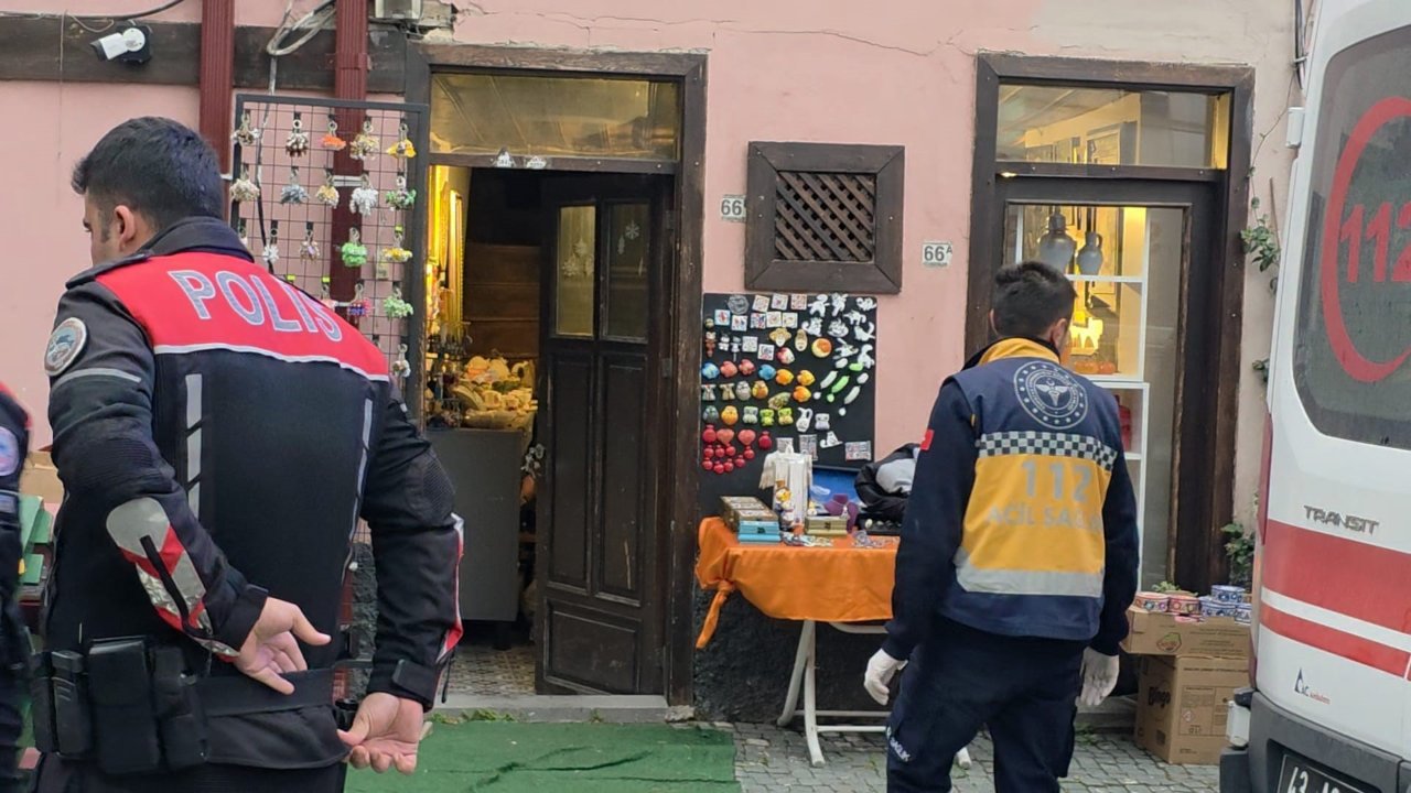 Polizei und Rettungskräfte vor dem Geschäft in Kütahya, in dem sich der Vorfall ereignete.