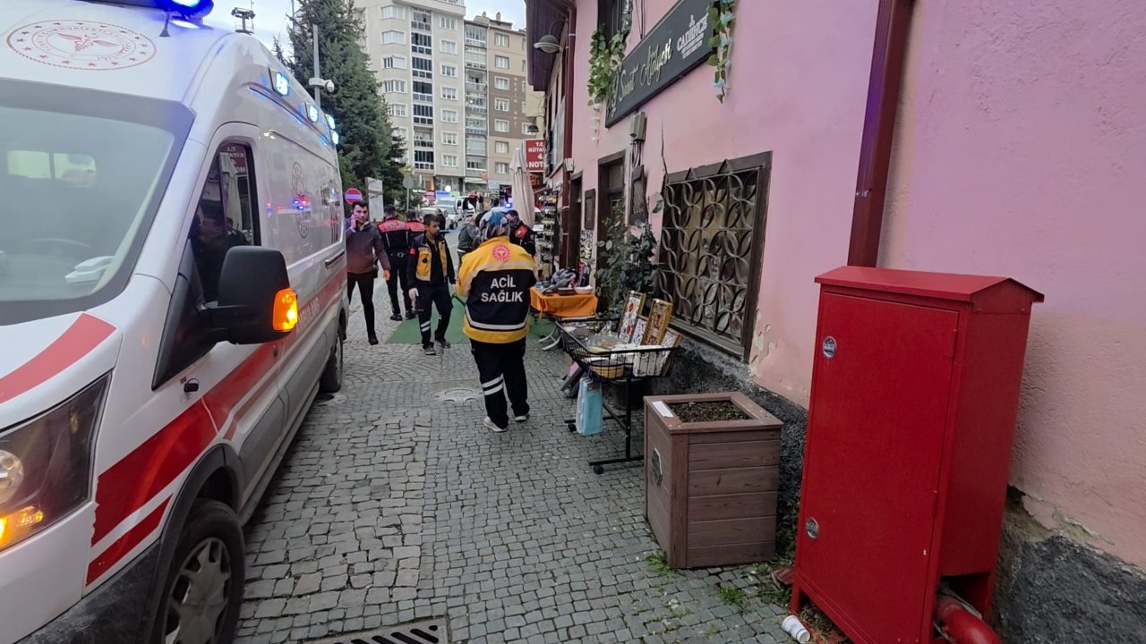 Rettungskräfte und Schaulustige in der Straße, in der der Krankenwagen steht.