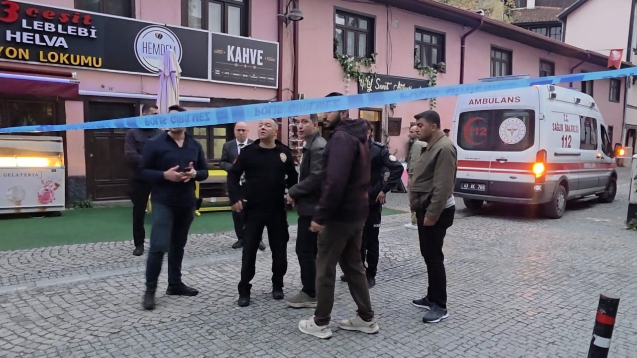 Krankenwagen und Sicherheitskräfte in der mit einem Polizeiband abgesperrten Straße.