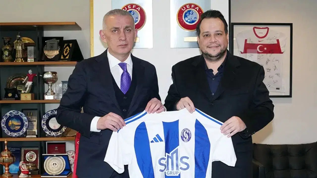 Emre Yaldız ve bir başka yönetici, Sarıyer formasıyla kulüp ofisinde poz veriyor.