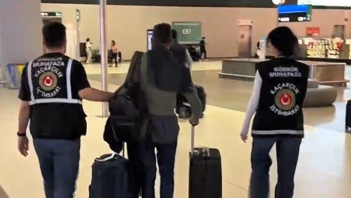 İstanbul Havalimanı’nda Gümrük Muhafaza ekiplerinin bir yolcuyla birlikte yürüdüğü operasyon görüntüsü.