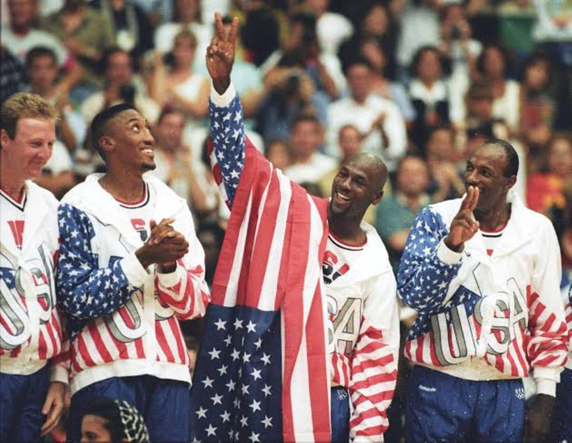 Foto de archivo que muestra a Michael Jordan y a los jugadores de los Chicago Bulls.
