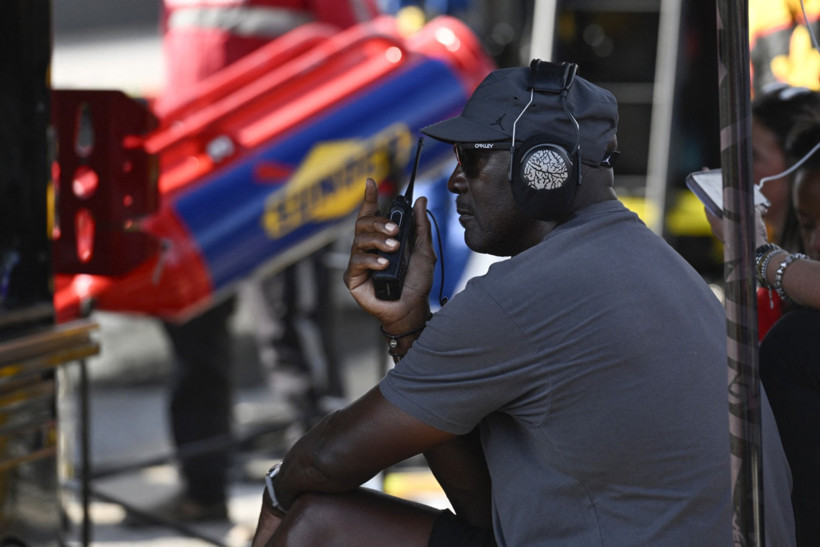Foto que muestra a Michael Jordan sentado con auriculares y un walkie-talkie.