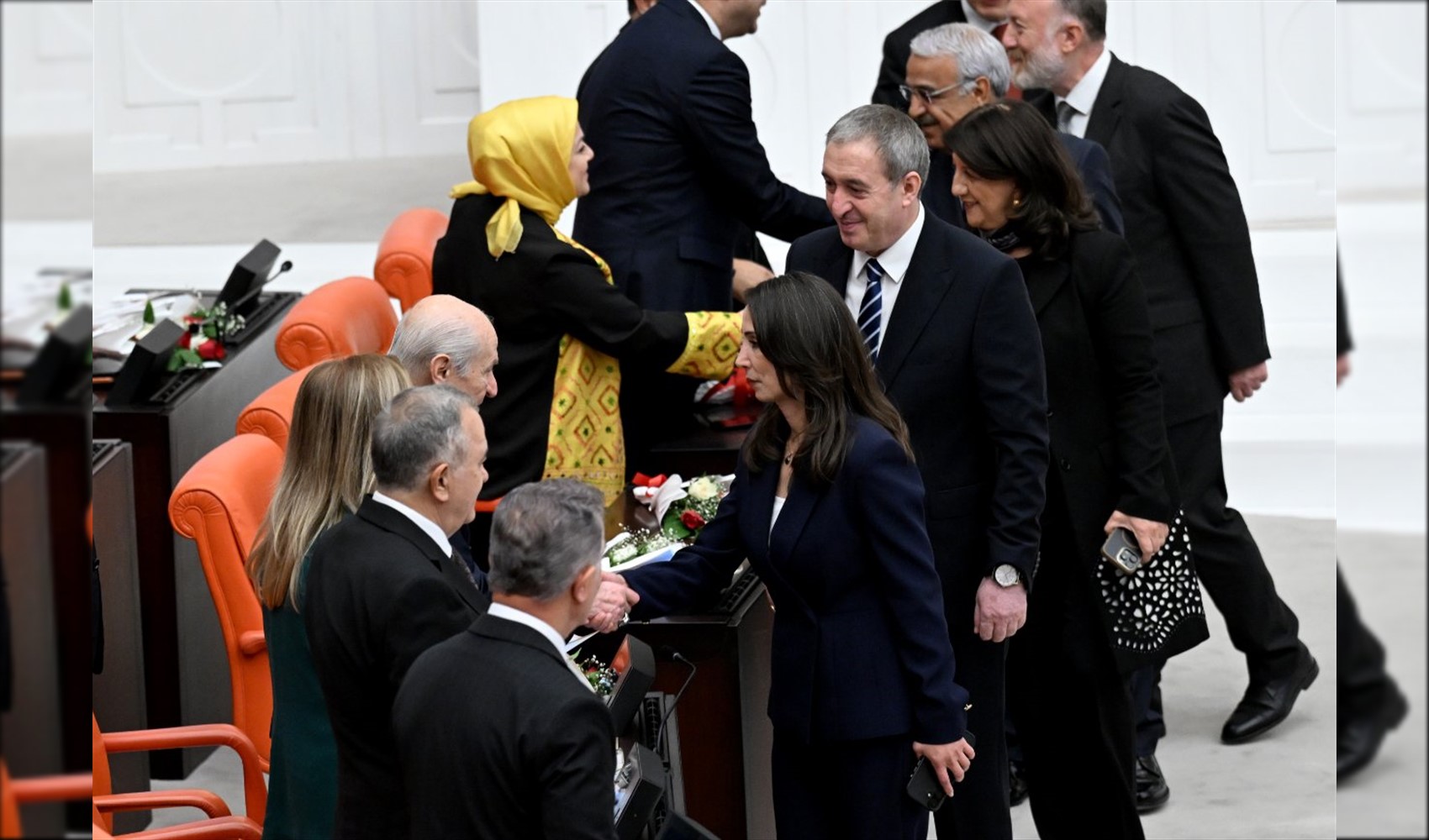 Meclis açılışında dikkat çeken selamlaşma