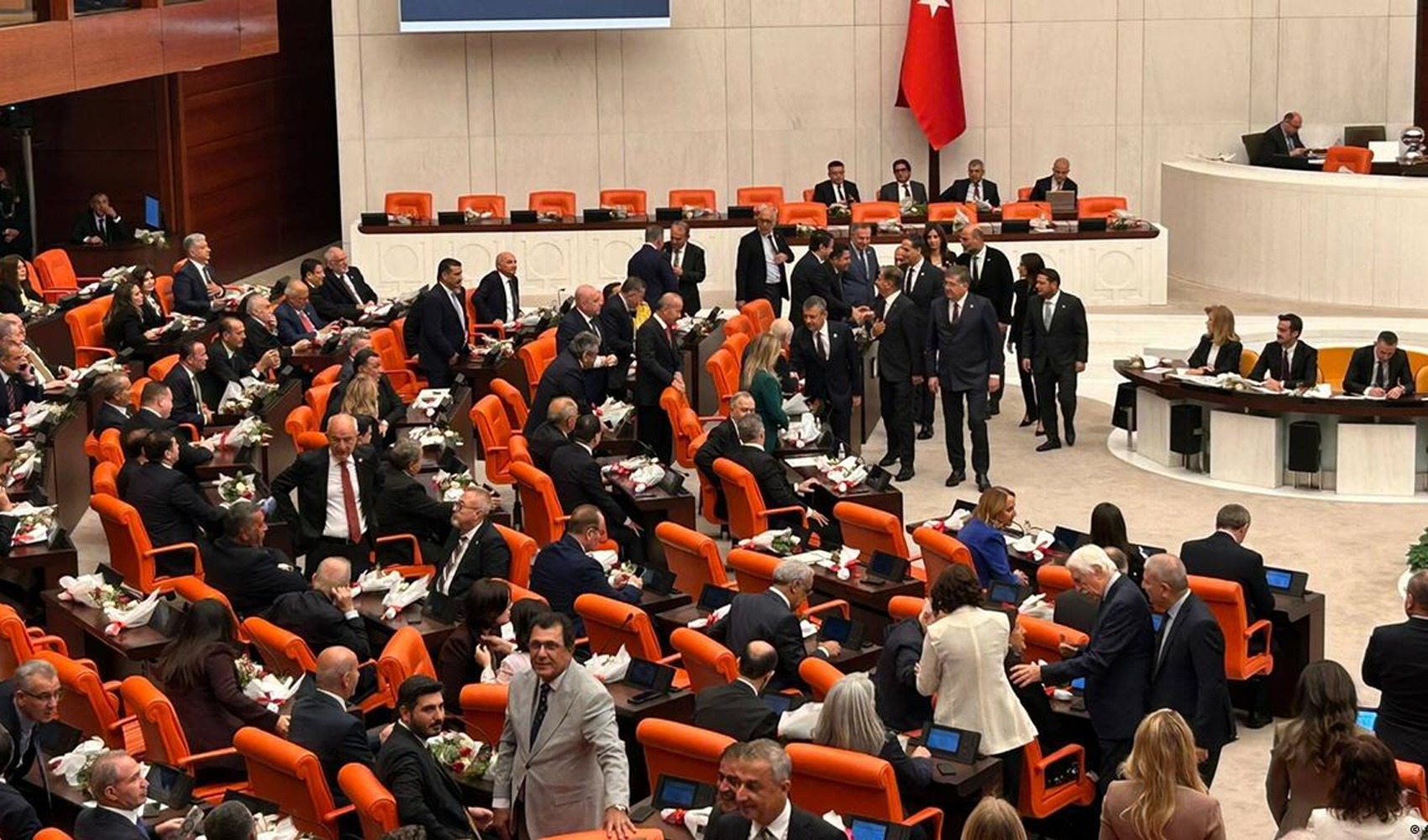 TBMM yeni yasama yılına fon krizi ve muhalefetin protestosuyla başladı