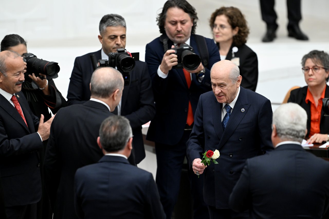 TBMM Genel Kurulu’nda Devlet Bahçeli’nin milletvekilleri ve basın mensupları arasında yer aldığı an.