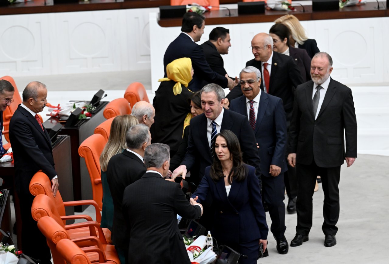 TBMM Genel Kurulu’nda DEM Parti temsilcilerinin MHP lideri Devlet Bahçeli ile tokalaşmaya yöneldiği an.