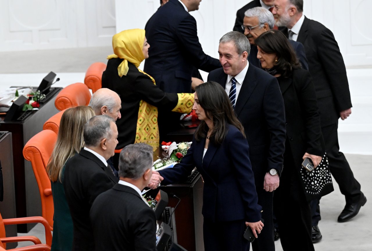 TBMM Genel Kurulu’nda DEM Parti temsilcileri ile Devlet Bahçeli’nin bulunduğu bölümde gerçekleşen tokalaşma anı.
