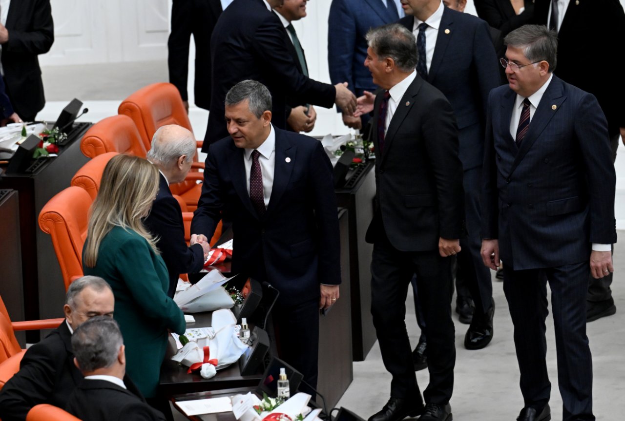 TBMM Genel Kurulu’nda Özgür Özel’in Devlet Bahçeli ile tokalaştığı an.