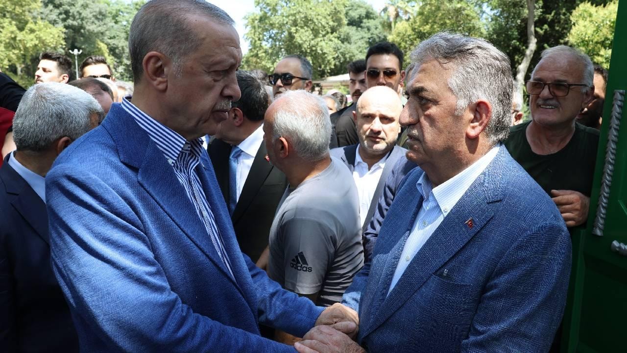 Cumhurbaşkanı Recep Tayyip Erdoğan ile Hayati Yazıcı’nın kalabalık içinde tokalaştığı arşiv fotoğrafı.