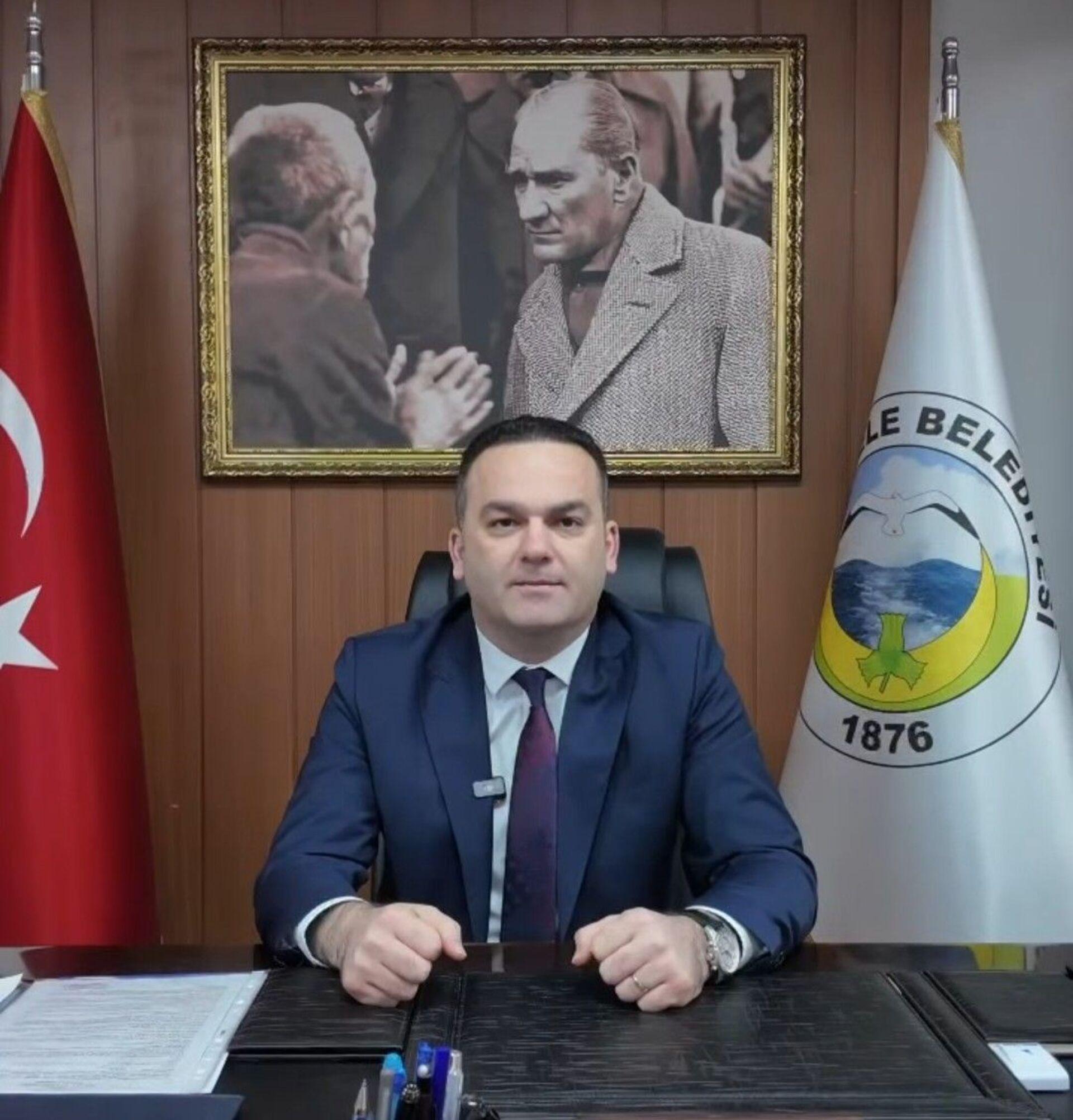 Hasbi Dede’nin belediye makamında çekilmiş arşiv görüntüsü.