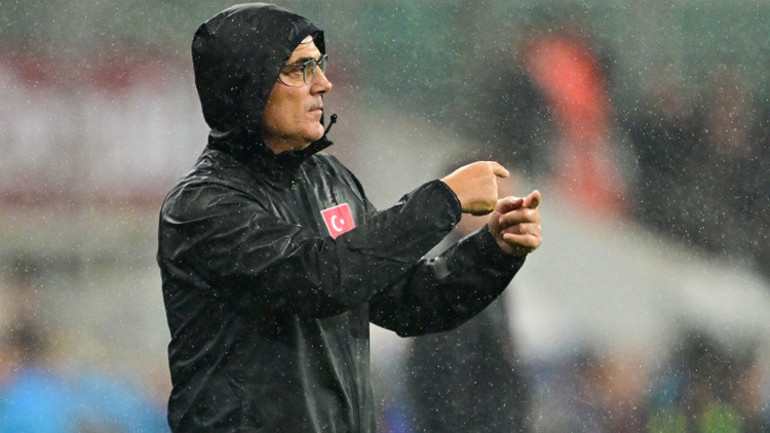 Vincenzo Montella yağmurlu havada saha kenarında takımına talimat verirken görülüyor.