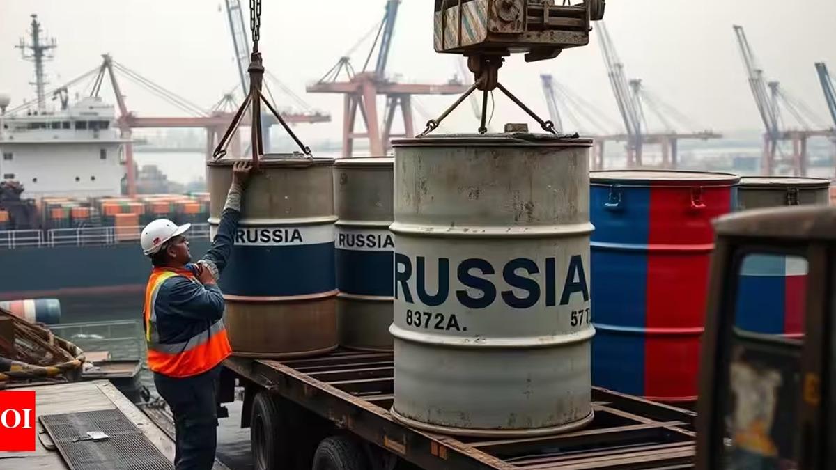 Bir limanda vinçlerle taşınan, üzerinde Russia yazılı yakıt varilleri.