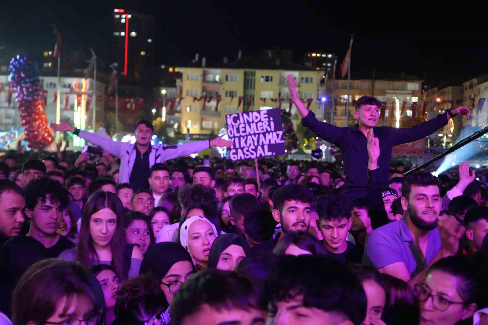 Niğde Gastronomi Festivali’nde Sagopa Kajmer konserini izleyen kalabalık.