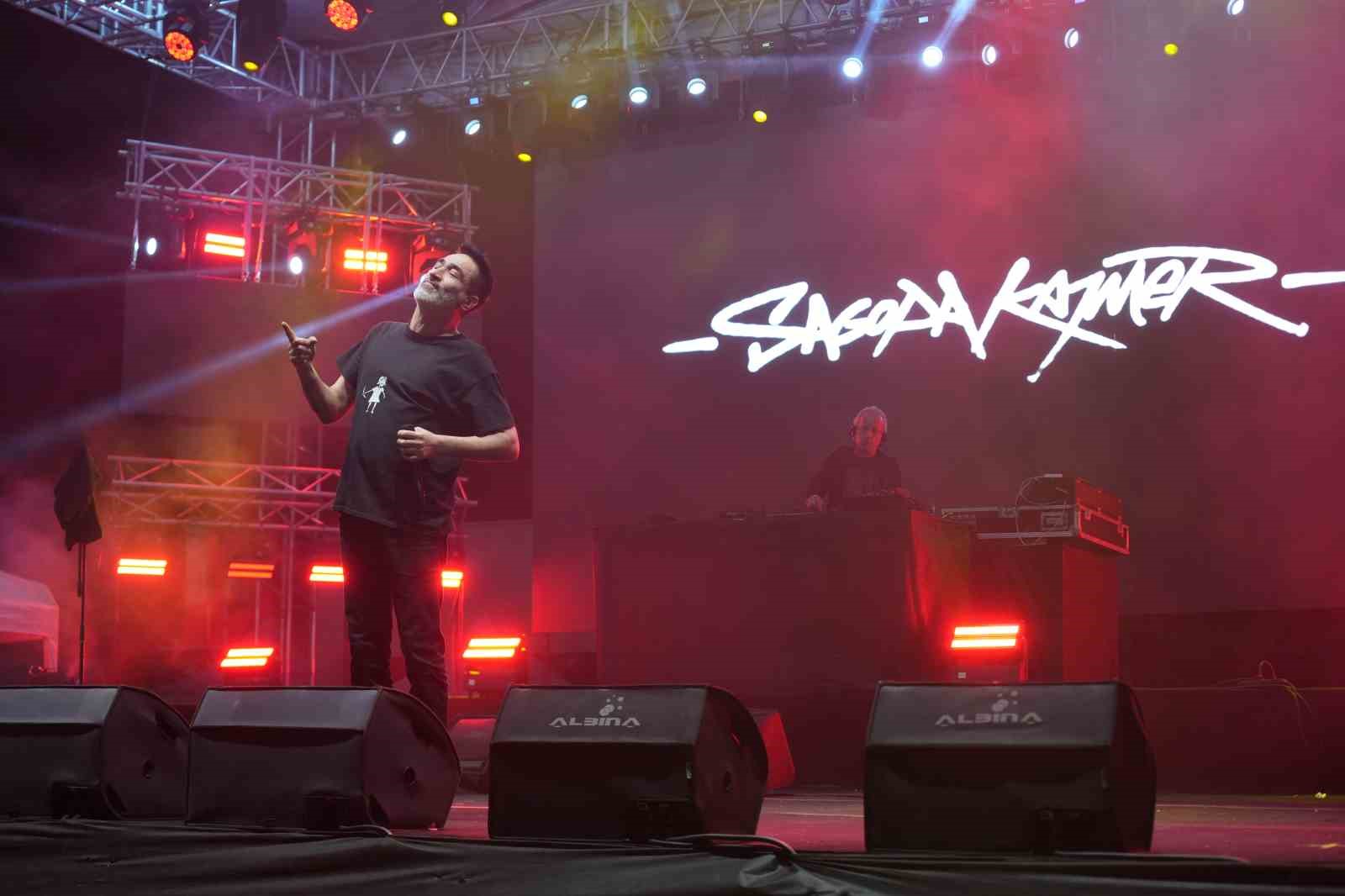 Sagopa Kajmer’in ışıklar altında sahnedeki performansı.