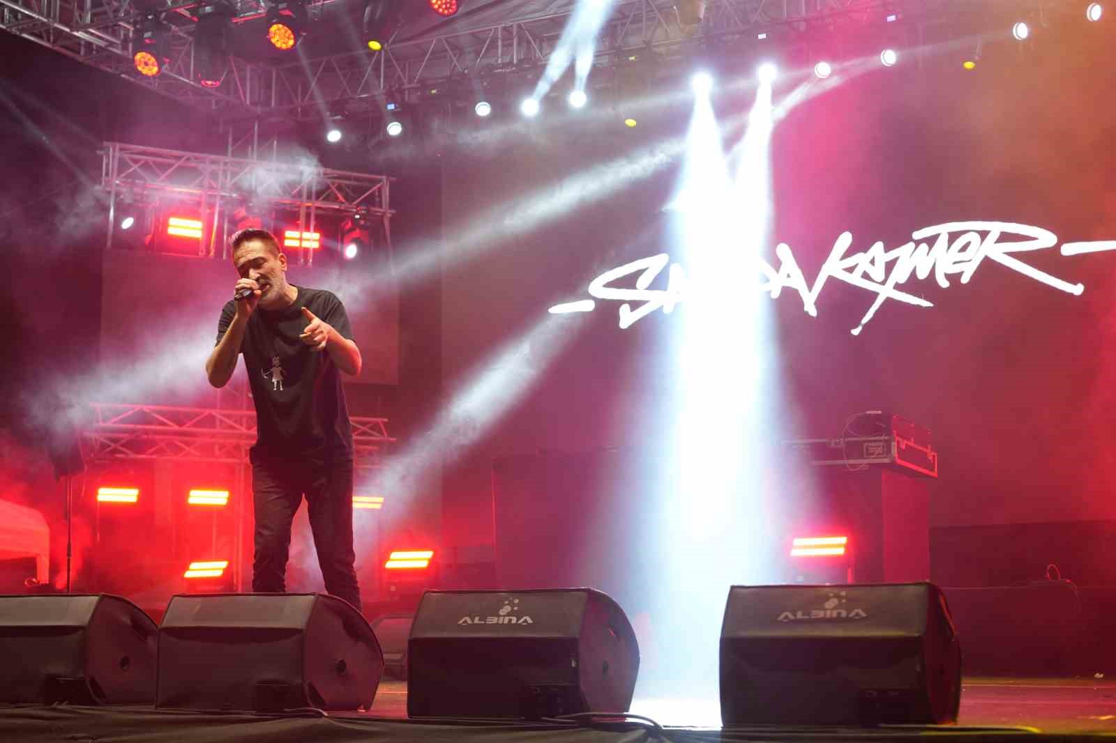 Sagopa Kajmer’in mikrofonla sahnede performans sergilediği an.