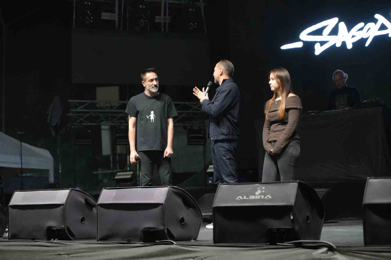 Sahnede Sagopa Kajmer ve Belediye Başkanı Emrah Özdemir’in yer aldığı hediye takdimi anı.