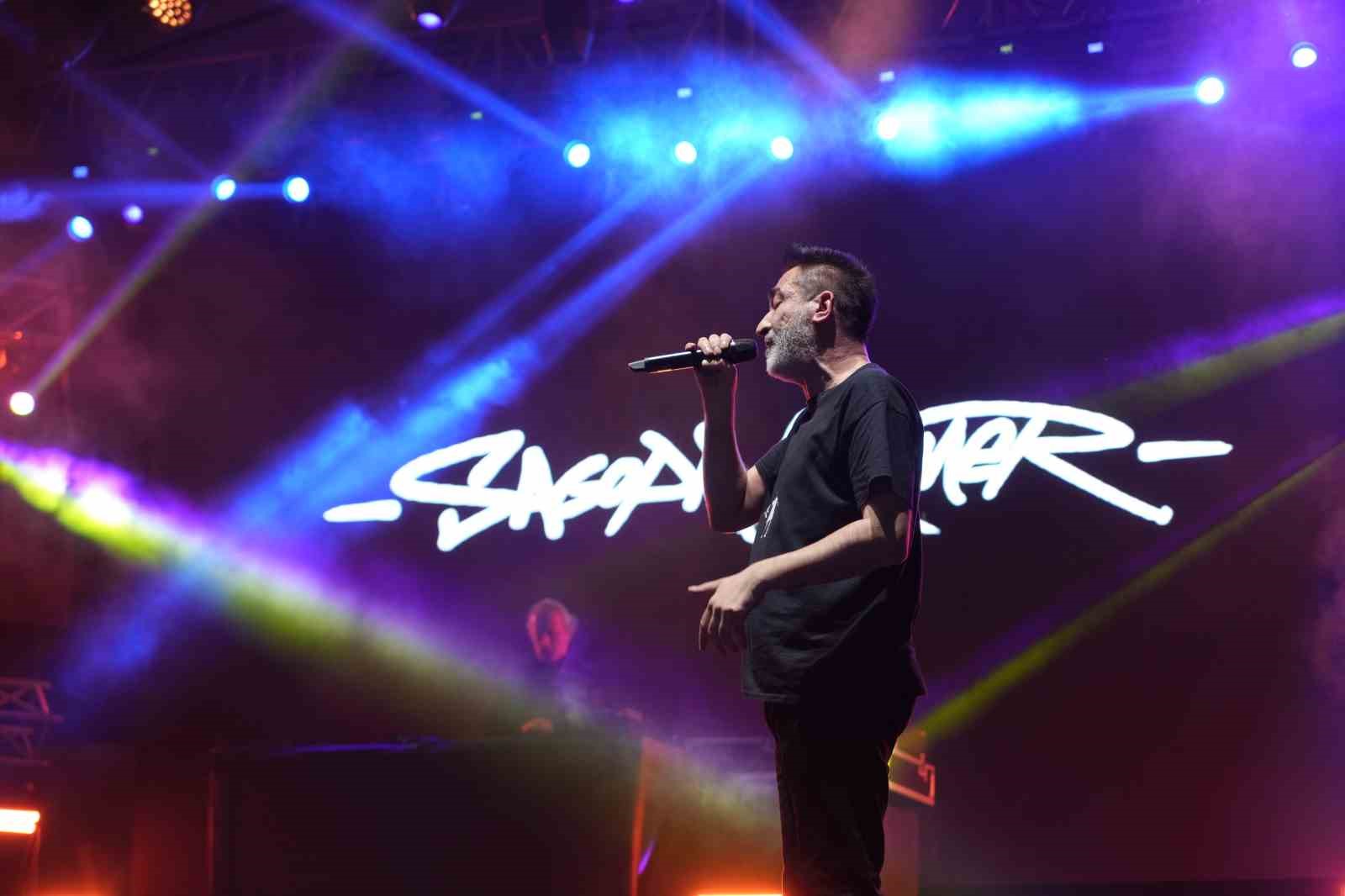 Sagopa Kajmer’in sahnede mikrofonla şarkı söylediği konser görüntüsü.