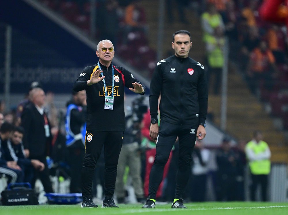 Galatasaray Yardımcı Antrenörü İrfan Saraloğlu, Kasımpaşa maçı sırasında saha kenarında.