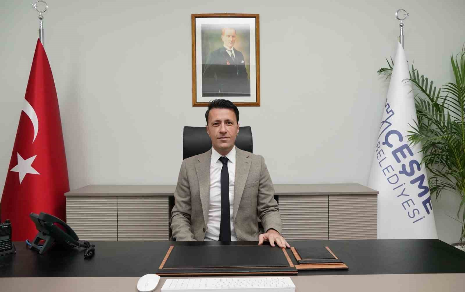 A photo of Furkan Yiğit taken in his municipal office.