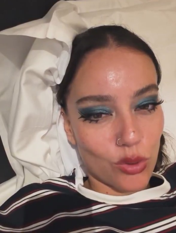 Pelin Akil’in gece geç saatlerde çektiği sosyal medya videosundan bir görüntü.