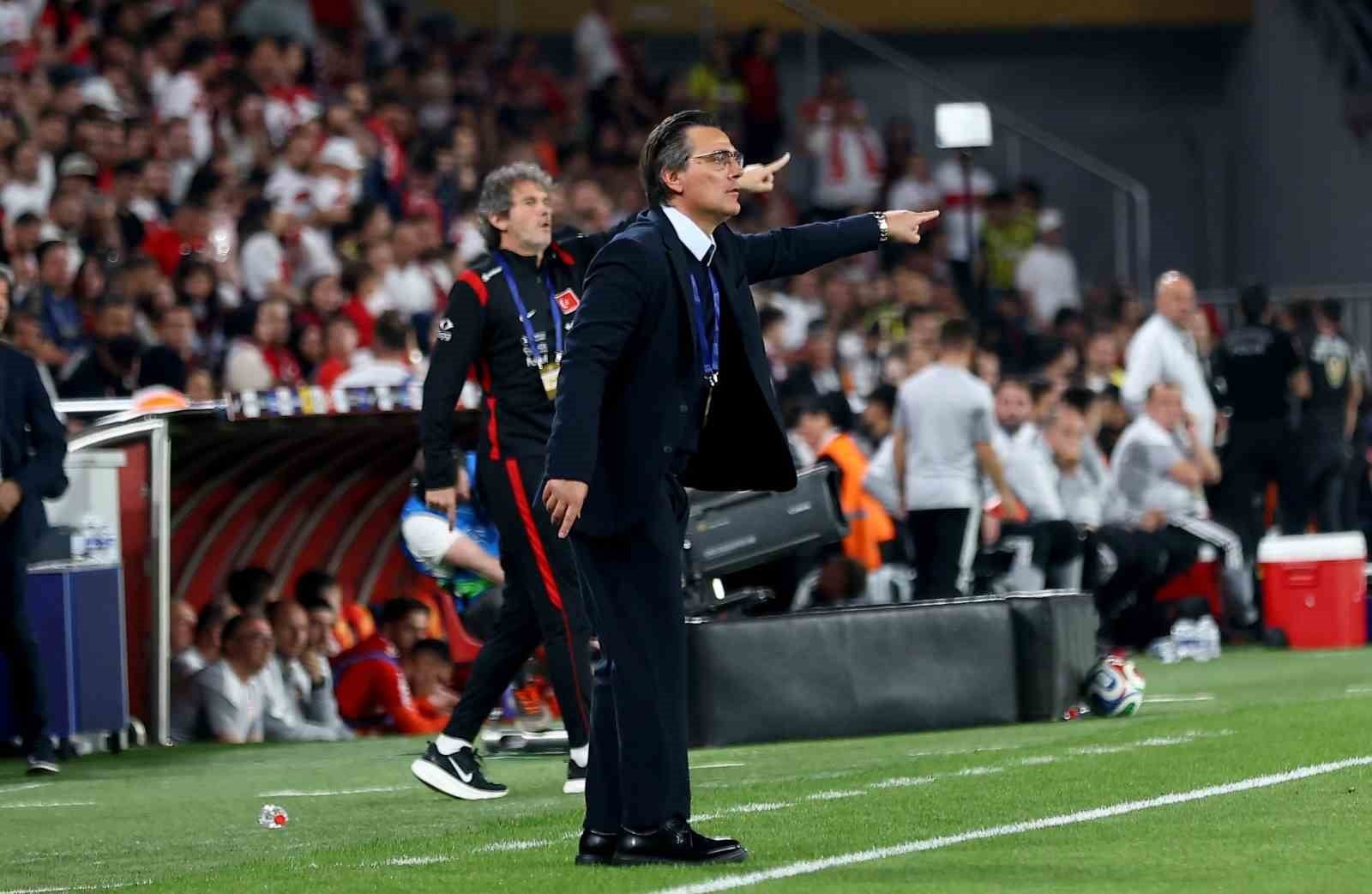 Vincenzo Montella maç sırasında saha kenarında oyuncularına talimat veriyor.
