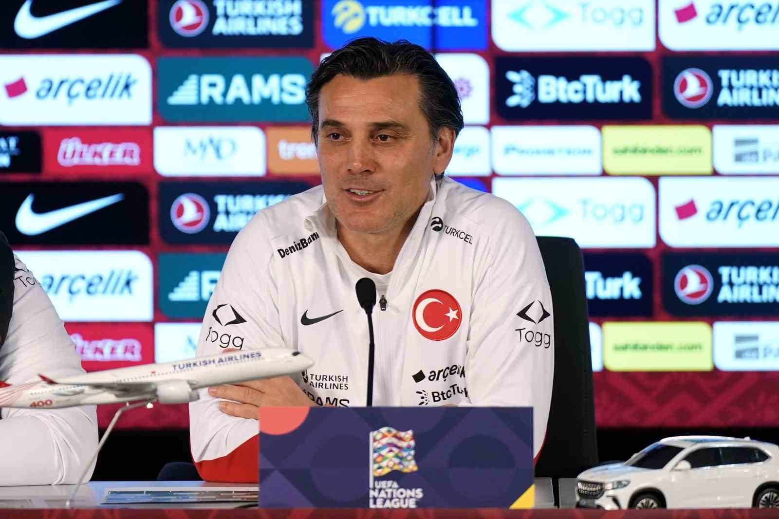Vincenzo Montella basın toplantısında Türkiye eşofmanıyla mikrofonların önünde konuşuyor.