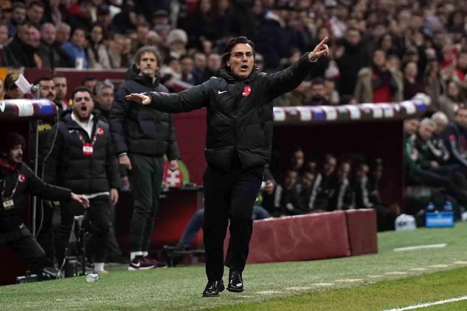 Vincenzo Montella saha kenarında kollarını açarak takıma talimat veriyor.